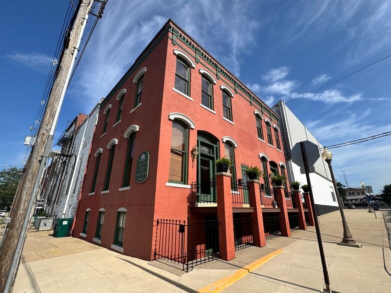 121 S Center St, Clinton, IL for sale - Building Photo - Image 2 of 24