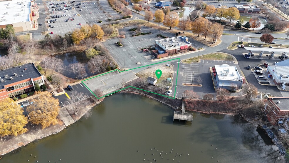 1154 Carl D Silver Pky, Fredericksburg, VA à vendre - Photo du bâtiment - Image 2 de 20