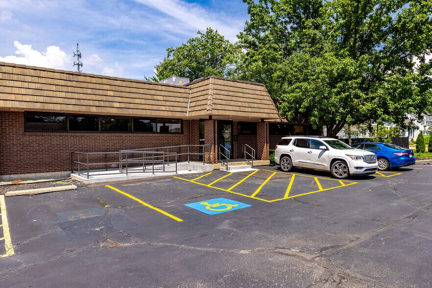 9030 Montgomery Rd, Cincinnati, OH à louer - Photo du bâtiment - Image 3 de 51