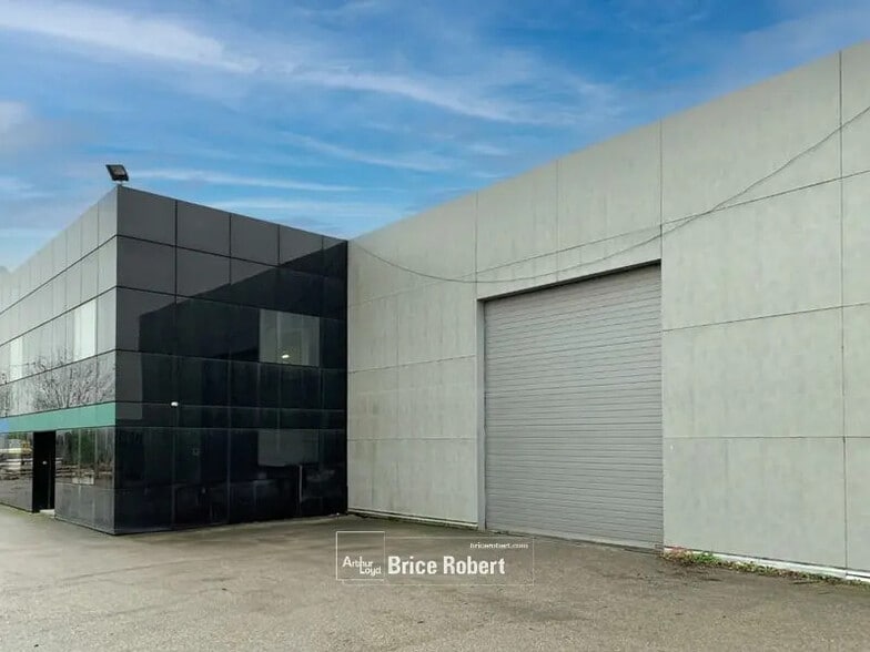 Office in Vaulx-en-Velin for lease - Building Photo - Image 1 of 5