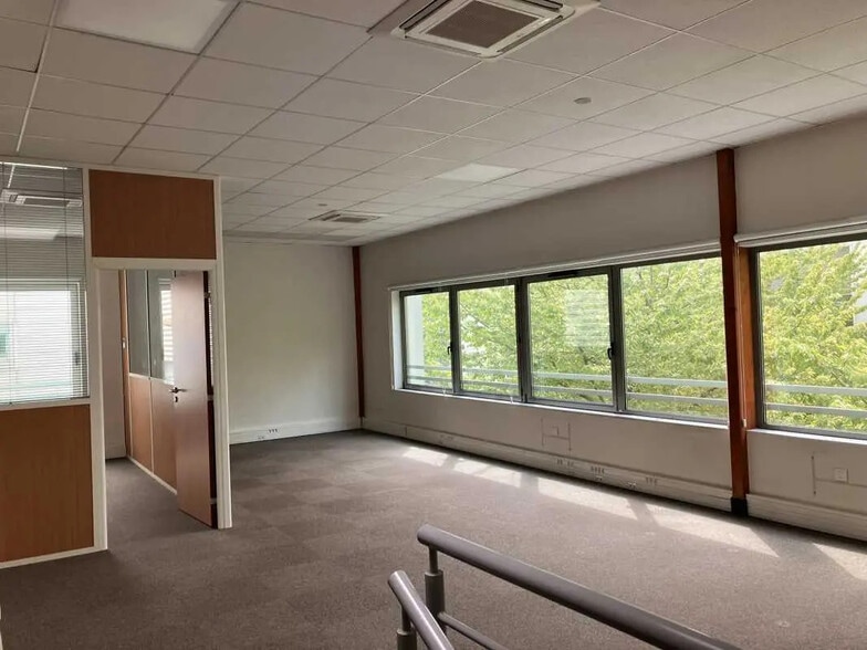 47 Bis Rue Du Commandant Rolland, Le Bourget for lease - Interior Photo - Image 3 of 10