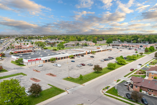 Plus de détails pour 1319-1413 Creston Park Dr, Janesville, WI - Commerce de détail à vendre