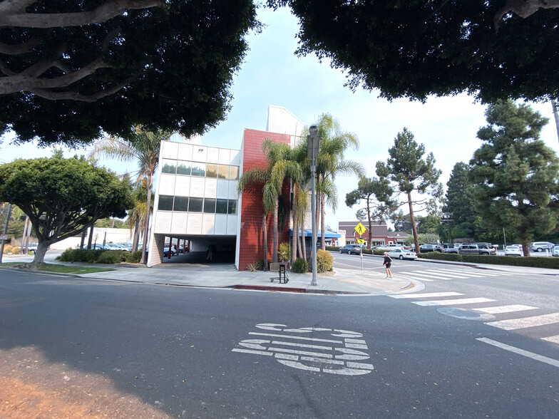 270 26th St, Santa Monica, CA à louer - Photo du bâtiment - Image 3 de 5