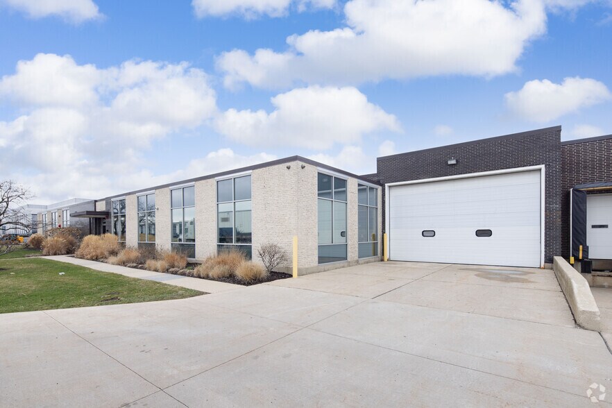 2250 Arthur Ave, Elk Grove Village, IL à louer - Photo du bâtiment - Image 2 de 4