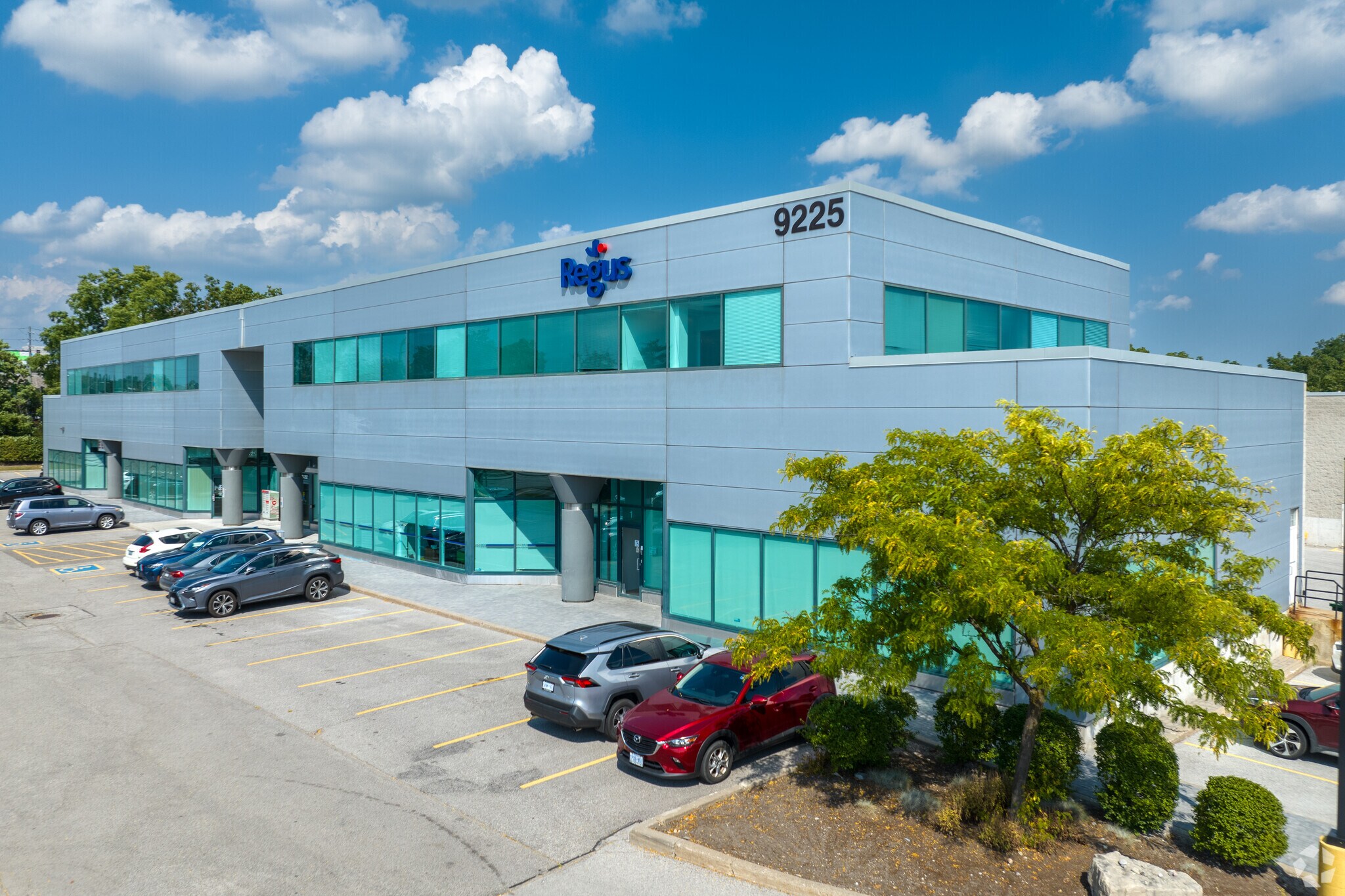 9225 Leslie St, Richmond Hill, ON à louer Photo du bâtiment- Image 1 de 18