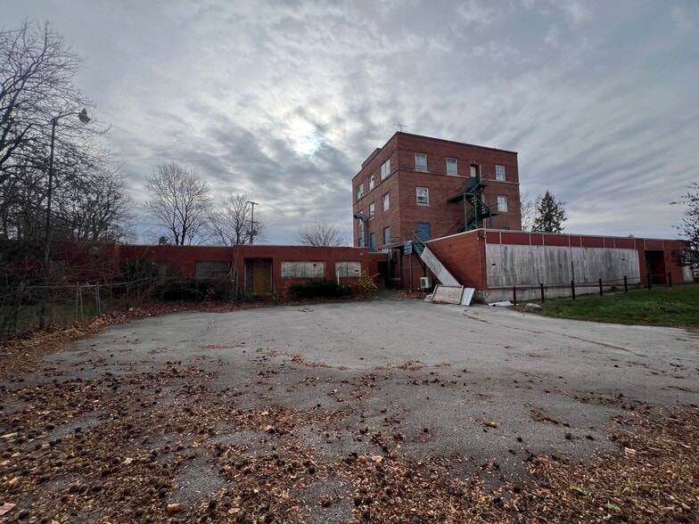 120 N Locust St, Adrian, MI à vendre - Photo du bâtiment - Image 2 de 4