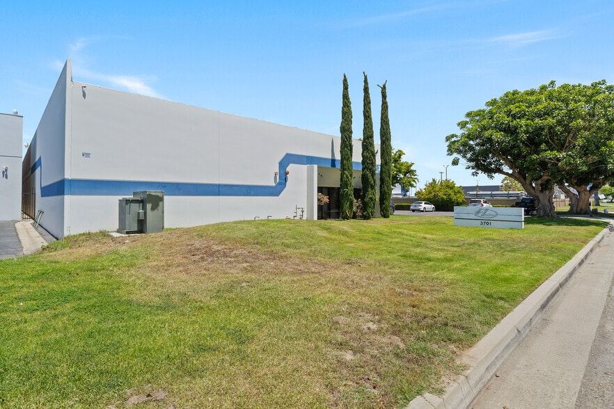 3701 W Carriage Dr, Santa Ana, CA for lease - Building Photo - Image 1 of 5