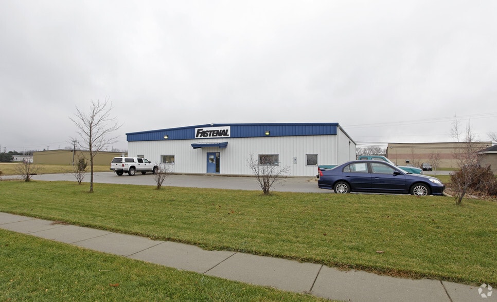 1211 Hobbs Dr, Delavan, WI for sale - Primary Photo - Image 1 of 4