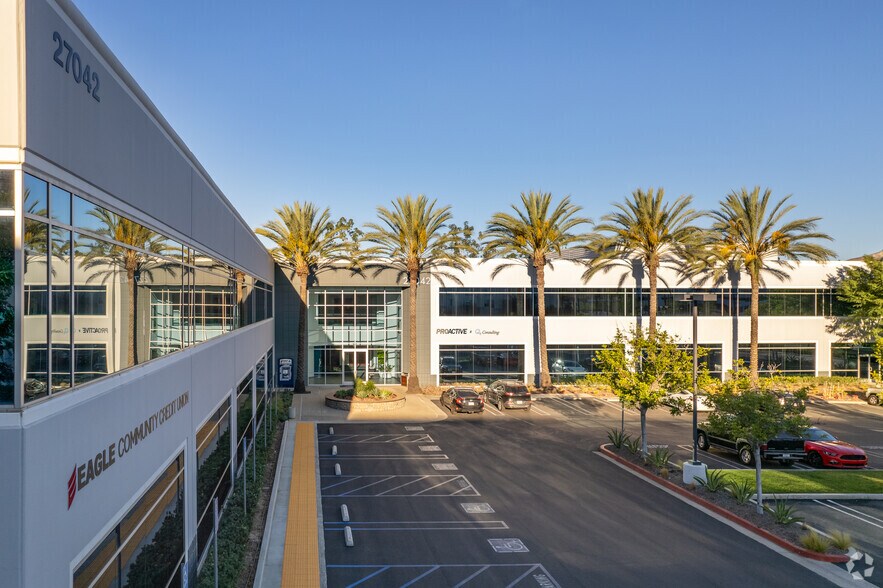 27042 Towne Centre Dr, Lake Forest, CA à louer - Photo du bâtiment - Image 3 de 10