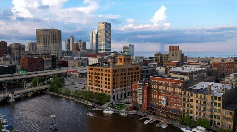 309 N Water St, Milwaukee, WI for lease - Building Photo - Image 2 of 11