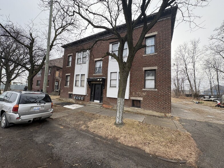 3421 E Edsel Ford Fwy, Detroit, MI for sale - Building Photo - Image 2 of 7