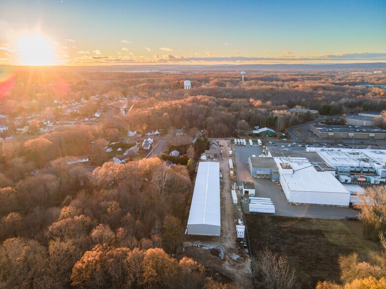 1300 East St S, Suffield, CT à louer - Photo du bâtiment - Image 3 de 12
