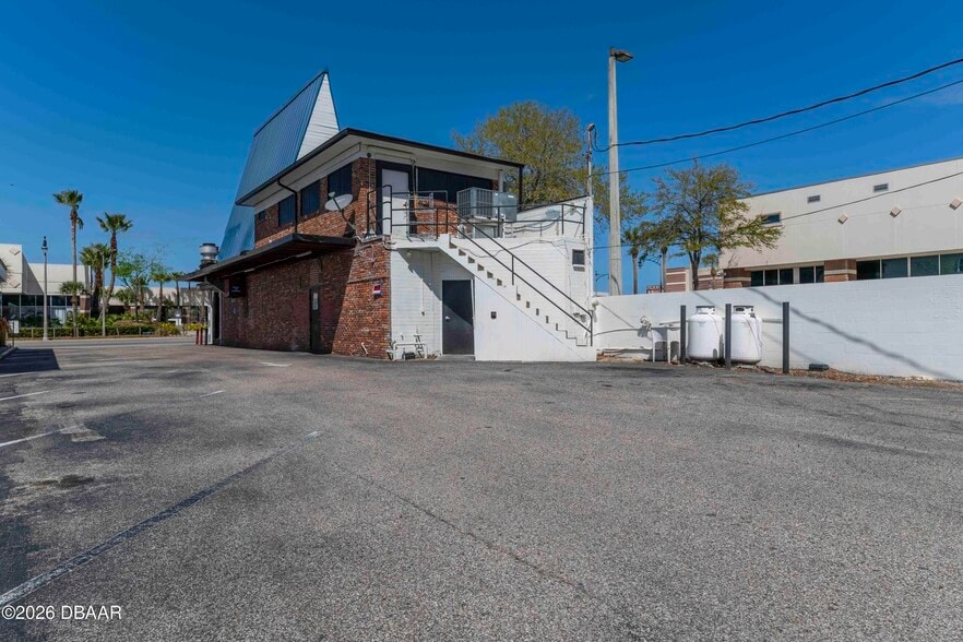 747 W International Speedway Blvd, Daytona Beach, FL for lease - Building Photo - Image 3 of 14