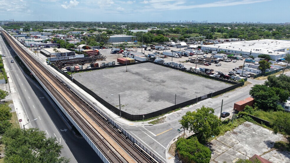6901 NW 26th Ave, Miami, FL à louer - Photo du bâtiment - Image 2 de 8
