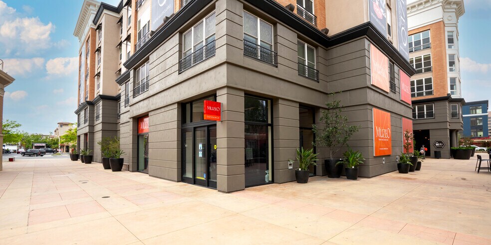 184 W Center Street Promenade, Anaheim, CA à louer - Photo du bâtiment - Image 3 de 7