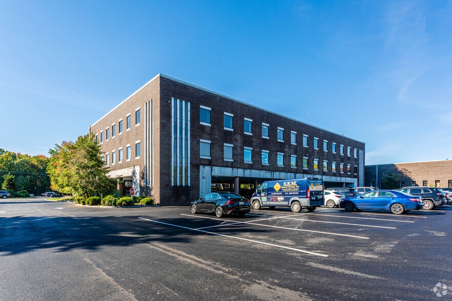 12 Daniel Rd, Fairfield, NJ à louer - Photo du bâtiment - Image 2 de 7