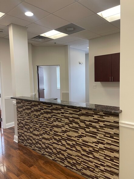 114 W Rockland Rd, Libertyville, IL for lease - Building Photo - Image 3 of 20