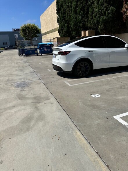 5395 Industrial Dr, Huntington Beach, CA à louer - Photo du bâtiment - Image 3 de 11