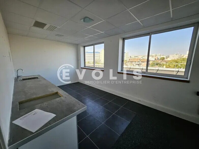 Bureau dans Arcueil à louer - Photo du bâtiment - Image 3 de 35
