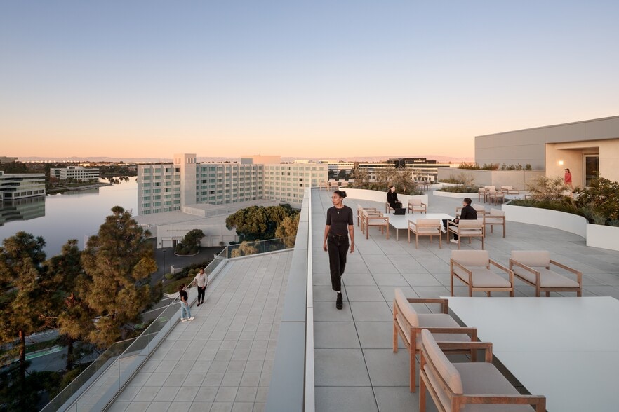 200 Twin Dolphin Dr, Redwood City, CA for lease - Building Photo - Image 2 of 12