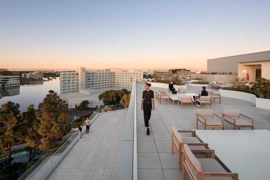 200 Twin Dolphin Dr, Redwood City, CA à louer - Photo du bâtiment - Image 2 de 12