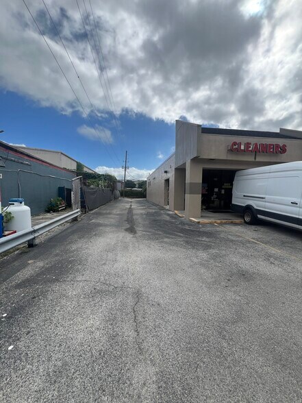 111-123 N Kings Ave, Brandon, FL à louer - Photo du bâtiment - Image 3 de 13