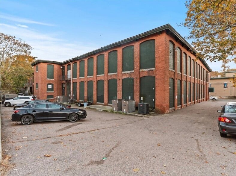 770 Main St, West Warwick, RI à vendre - Photo du bâtiment - Image 2 de 35