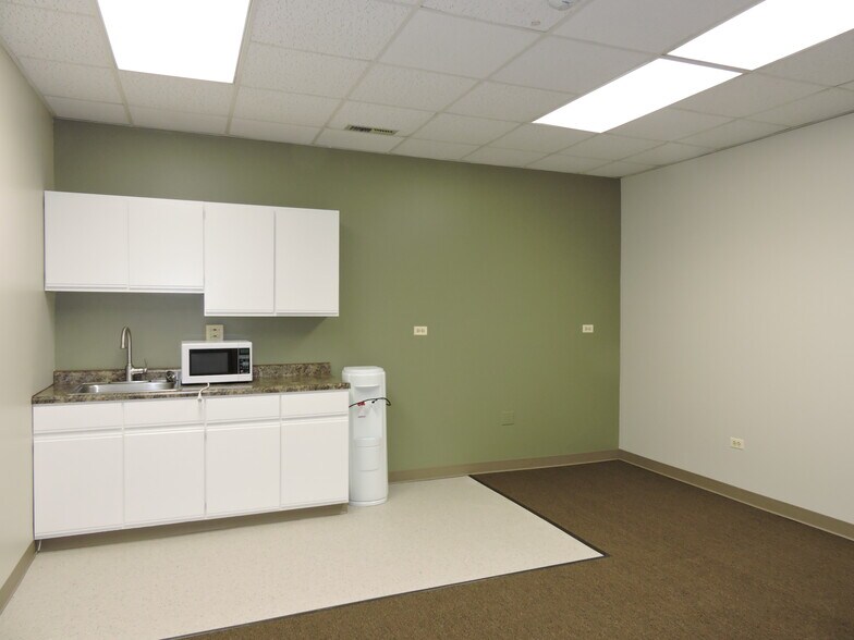 600-610 W 5th Ave, Naperville, IL à louer - Photo intérieure - Image 3 de 9