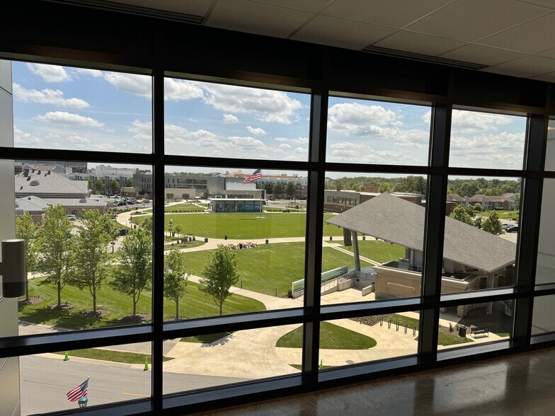 11 Municipal Dr, Fishers, IN à louer - Photo du bâtiment - Image 2 de 3