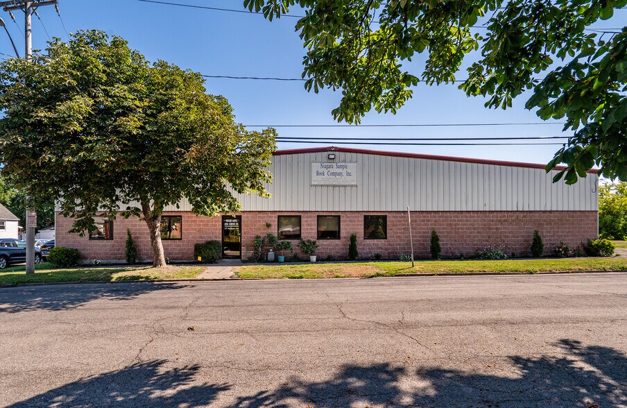 1717 Mackenna Ave, Niagara Falls, NY à vendre - Photo du bâtiment - Image 1 de 25