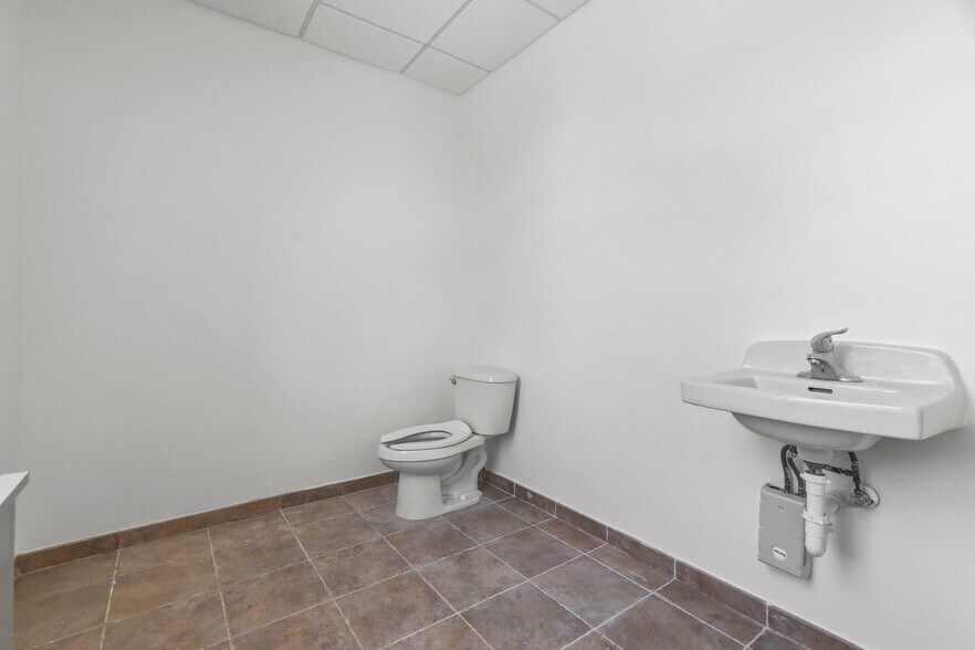 210 Augusta St, South Amboy, NJ à louer - Photo du bâtiment - Image 3 de 19