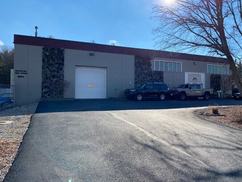 143 Moore Rd, Weymouth, MA à louer - Photo du bâtiment - Image 2 de 3