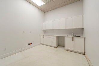 433 Rue Chabanel O, Montréal, QC à louer Photo du bâtiment- Image 2 de 18
