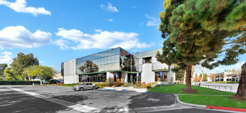 3535 Hyland Ave, Costa Mesa, CA à louer - Photo du bâtiment - Image 2 de 13