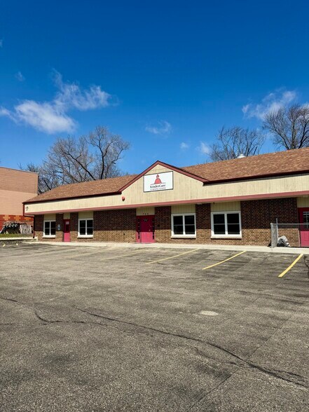 700 W Rollins Rd, Round Lake Beach, IL à louer - Photo du bâtiment - Image 2 de 4