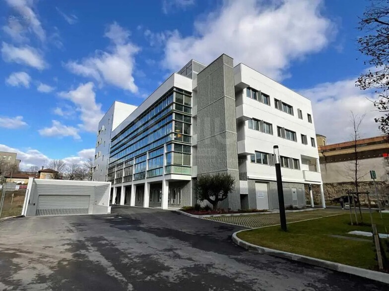 Office in Lyon for lease - Building Photo - Image 3 of 158