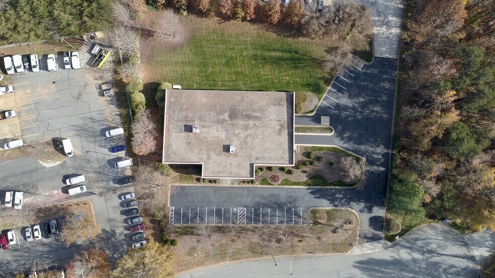 4120 Beechwood Dr, Greensboro, NC à louer - Photo du bâtiment - Image 2 de 5