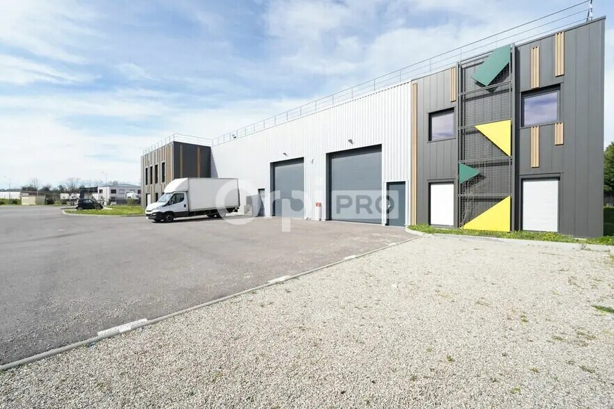 Flex dans Saint-Priest à louer - Photo du bâtiment - Image 2 de 8