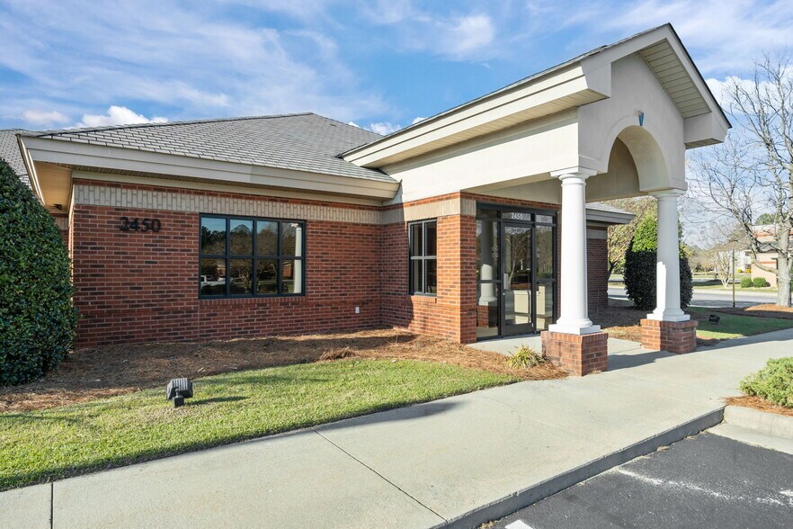 2450 Emerald Pl, Greenville, NC à louer - Photo du bâtiment - Image 3 de 15