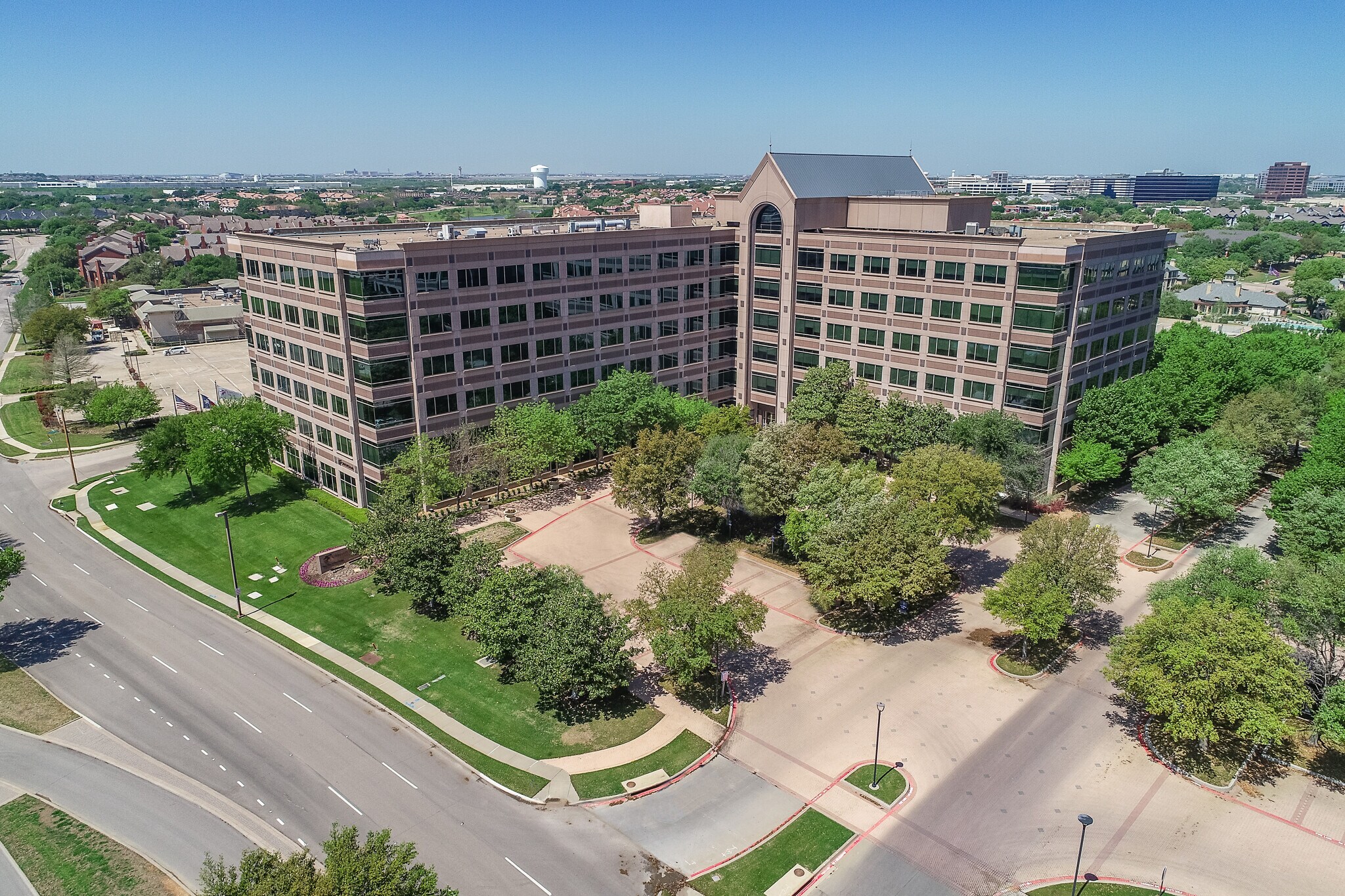 919 Hidden Ridge Dr, Irving, TX à louer Photo du bâtiment- Image 1 de 10