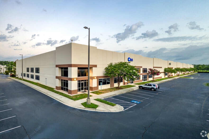 2530 Whitehall Park Dr, Charlotte, NC for lease - Primary Photo - Image 1 of 7