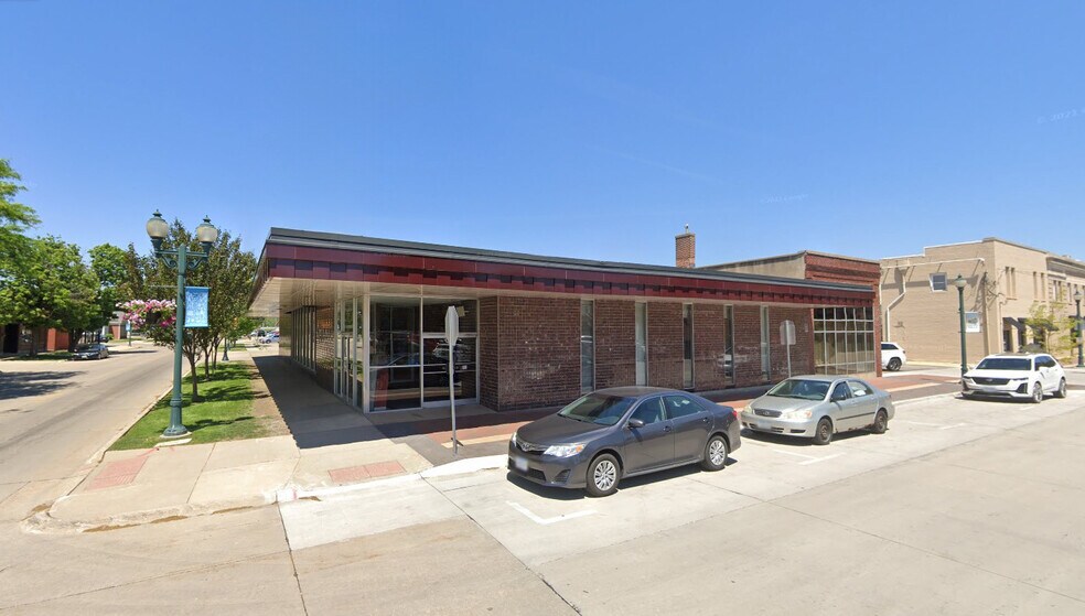 222 Washington St, Cedar Falls, IA for sale - Primary Photo - Image 1 of 3