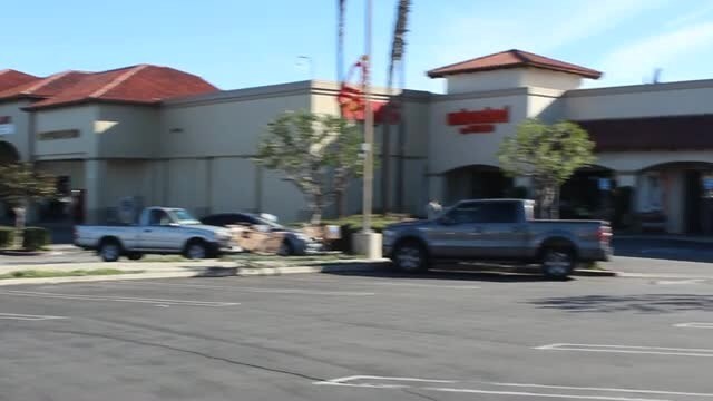 16930 San Fernando Mission Blvd, Granada Hills, CA à louer - Vidéo sur l’inscription commerciale - Image 2 de 8