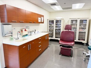 1 W Lakeshore Dr, Birmingham, AL à louer Photo intérieure- Image 2 de 10