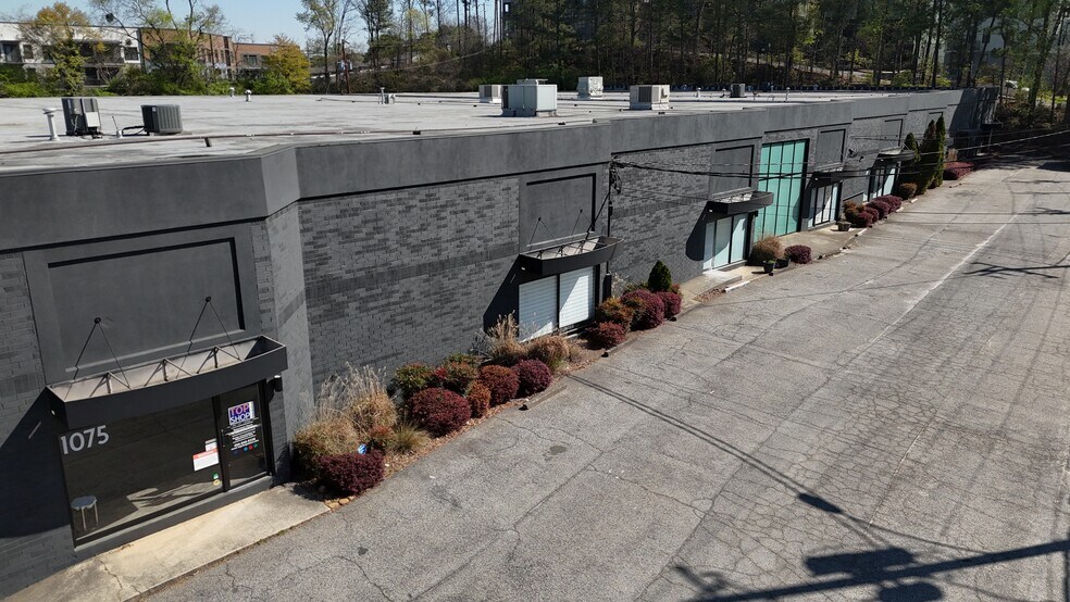 1073-1075 Huff Rd NW, Atlanta, GA à louer - Photo du bâtiment - Image 3 de 8