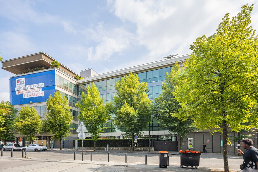 Office in Saint-Denis for lease - Building Photo - Image 2 of 3