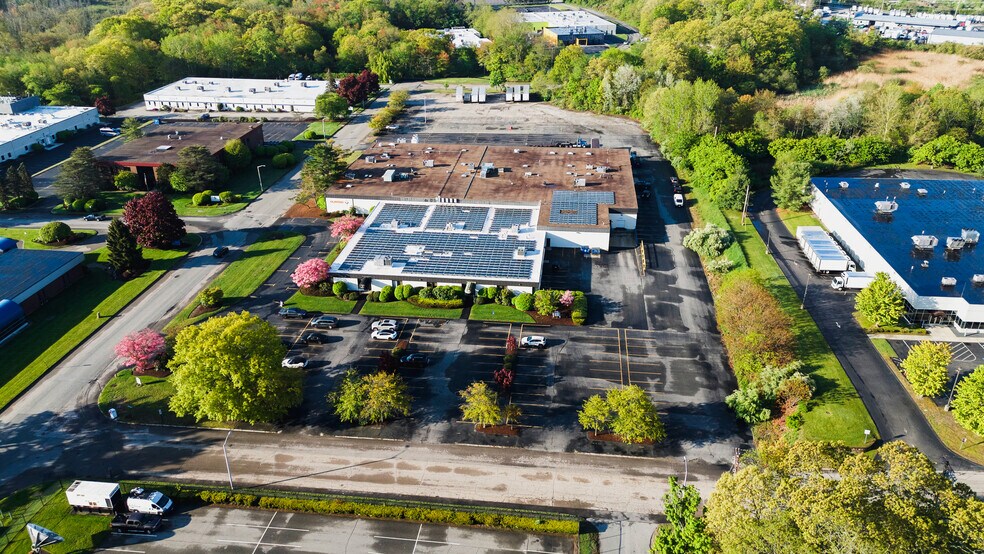 1 Catamore Blvd, East Providence, RI à louer - Photo du bâtiment - Image 2 de 31