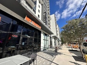 221 SW 12th St, Miami, FL à louer Photo du bâtiment- Image 2 de 11