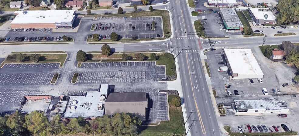 7515 N Oak Trfy, Gladstone, MO à louer - Photo principale - Image 1 de 1