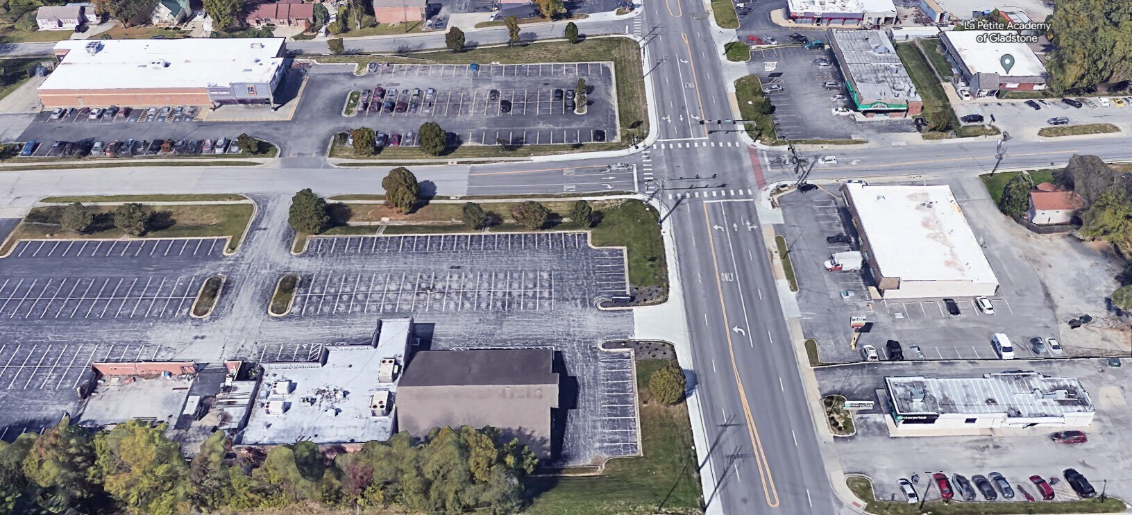 7515 N Oak Trfy, Gladstone, MO à louer Photo principale- Image 1 de 2